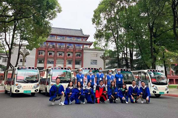 燃油觀光車公司員工出游